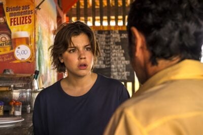 Adauto (Nanego Lira) entrega trancelim e diz o que viu para Maria (Alice Wegmann)
(Foto: Globo/Estevam Avellar)