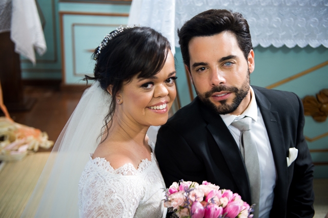 Estela (Juliana Caldas) e Amaro (Pedro Carvalho) em O Outro Lado do Paraíso (Foto: Globo/Raquel Cunha)