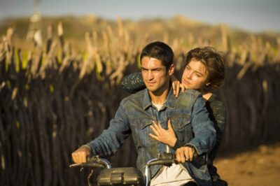 Hermano (Gabriel Leone) e Maria (Alice Wegman) em cena de Onde Nascem os Fortes
(Foto: Globo/Estevam Avellar)