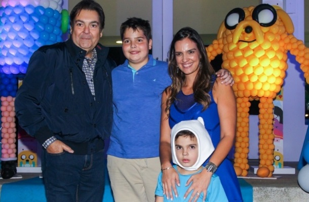 Faustão com a esposa Luciana Cardoso e os filhos (Foto: Divulgação)