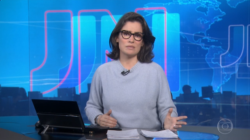 A apresentadora Renata Vasconcellos durante o Jornal Nacional falou sobre as atitudes de Bolsonaro (Foto: Reprodução/Globo)