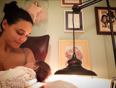 Débora Nascimento dando de mamar para a filha. (Foto: Reprodução/Instagram)