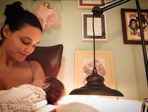 Débora Nascimento dando de mamar para a filha. (Foto: Reprodução/Instagram)