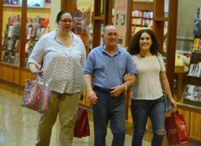 Renato e família em shopping. Foto - AgNews.