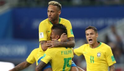 Neymar e Paulinho se abraçam durante vitória do Brasil sobre a Sérvia na Copa da Rússia
(Foto: Lucas Figueiredo/CBF)