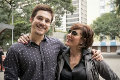 Samuca (Nicolas Prattes) e Carmen (Christiane Torloni) em O Tempo Não Para
(Foto: Globo/João Miguel Júnior)