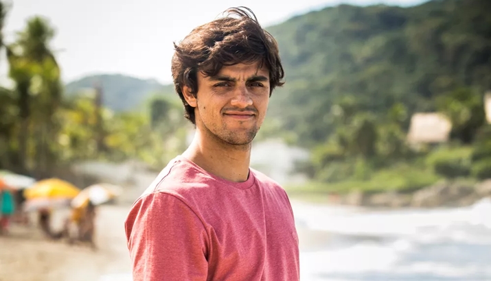 Felipe Simas nos bastidores de O Tempo Não Para. (Foto: João Miguel Junior/Globo)