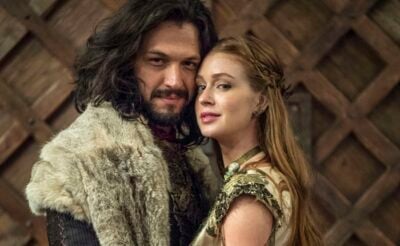 Afonso (Romulo Estrela) e Amália (Marina Ruy Barbosa) no casamento em Deus Salve o Rei
(Foto: Globo/Estevam Avellar)