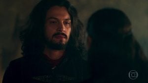 Afonso (Romulo Estrela) em cena de Deus Salve o Rei (Foto: Reprodução/Globo)