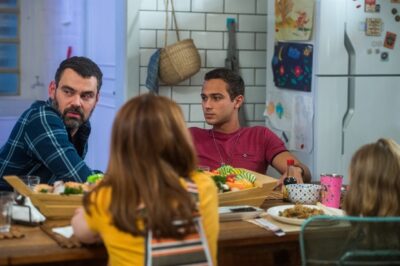 Rafael (Carmo Dalla) e Márcio (André Luiz Frambach) no jantar com a família reunida em Malhação
(Foto: Globo/Raquel Cunha)