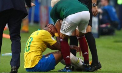 Layun pisando no tornozelo de Neymar durante a partida das oitavas de final da Copa do Mundo (Foto: Reprodução)