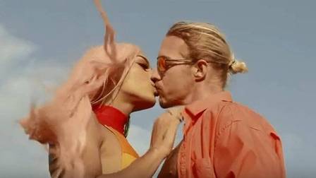 Pabllo Vittar e Diplo protagonizaram um beijão nas gravações do clipe Então Vai (Foto: Divulgação)