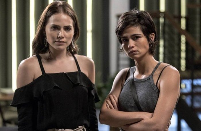 Letícia Colin e Nanda Costa são Rosa e Maura em Segundo Sol protestam contra Bolsonaro (Foto: Reprodução)