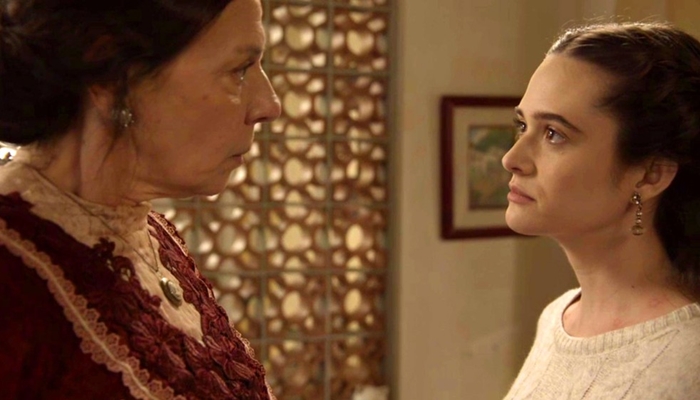 Dona Agustina (Rosi Campos) e Marocas (Juliana Paiva) em cena de O Tempo Não Para (Foto: Divulgação/Globo)