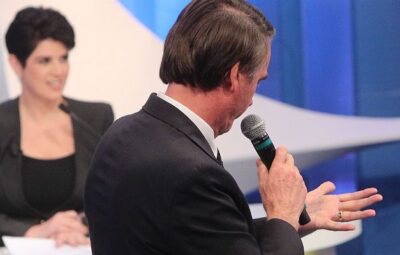 Bolsonaro confere anotações na mão durante o debate (Foto: Reprodução)