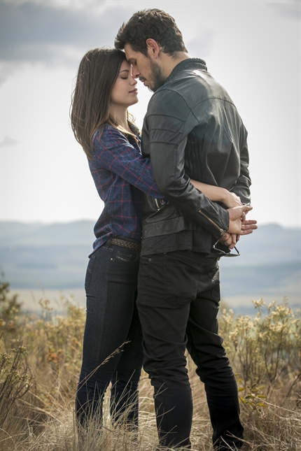 Cris (Vitória Strada) e Alain (João Vicente de Castro) em Espelho da Vida (Foto: Globo/João Miguel Júnior)