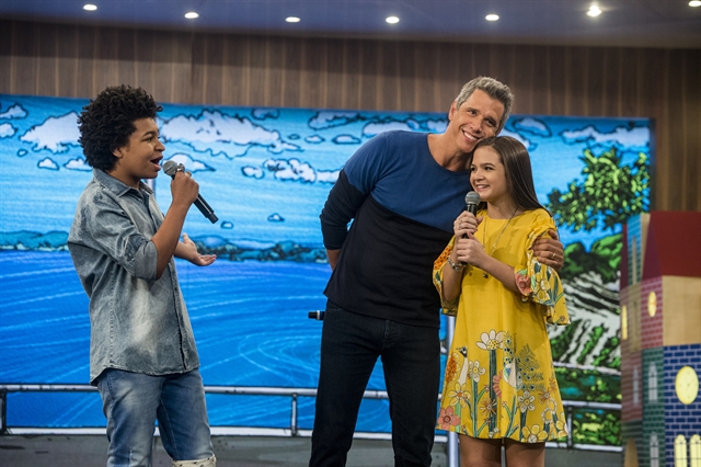 Márcio Garcia com Mel Maia e JP Rufino no Tamanho Família (Foto: Globo/Raquel Cunha)