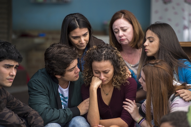 Maria Alice (Alice Milagres) é consolada pelos amigos e pela mãe Rosália (Guta Stresser) (Foto: Globo/Estevam Avellar)