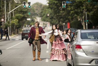 Família de Marocas (Juliana Paiva) se envolve em confusão em O Tempo Não Para
(Foto: Globo/João Miguel Júnior)