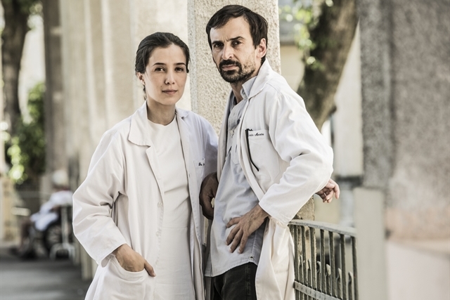 Carolina (Marjorie Estiano) e Evandro (Julio Andrade) em cena de Sob Pressão (Foto: Globo/João Miguel Júnior)