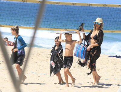 Fernanda Lima com os filhos em Ipanema (Foto: AgNews/JC Pereira)