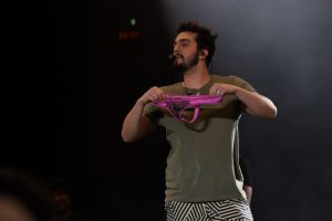 Luan Santana exibe calcinha de fã durante show (Foto: Divulgação)