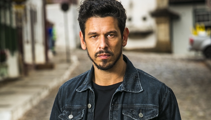 Alain (João Vicente de Castro) em Espelho da Vida (Foto: Globo/João Miguel Júnior)