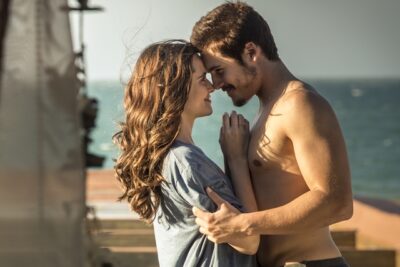 Marocas (Juliana Paiva) e Samuca (Nicolas Prattes) em cena de O Tempo Não Para
(Foto: Globo/Isabella Pinheiro)