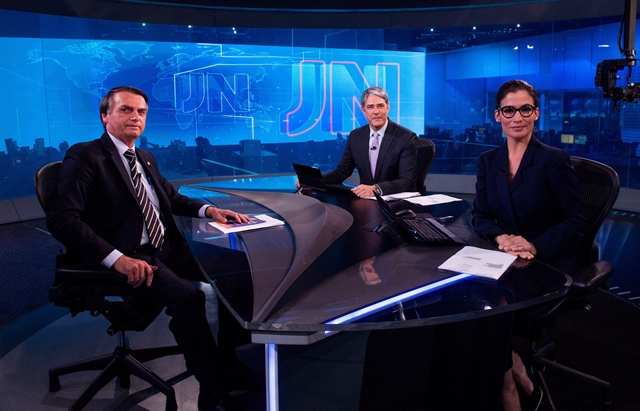 Bolsonaro no estúdio do Jornal Nacional ao lado de Bonner e Renata (Foto: Divulgação/Globo)