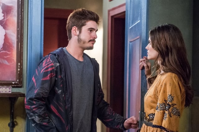 Samuca (Nicolas Prattes) e Marocas (Juliana Paiva) em cena de O Tempo Não Para (Foto: Globo/Raquel Cunha)