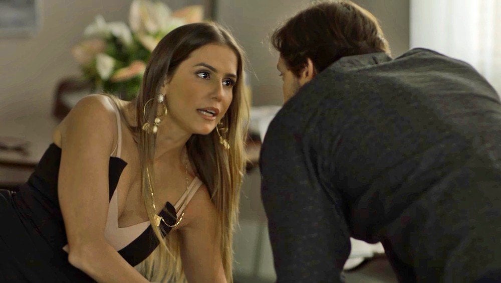 Remy disse frase de Nina para Karola em Segundo Sol (Foto: Divulgação/Globo)