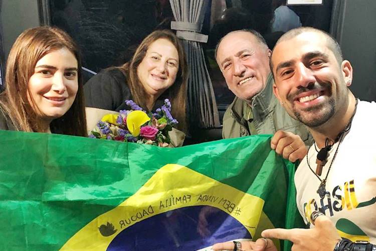 Kaysar e a família (Foto: Reprodução)