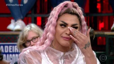 Pabllo Vittar caiu no choro no Altas Horas (Foto: Reprodução/TV Globo)