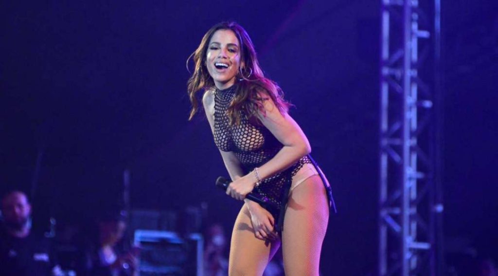 Anitta em show (Foto: AG News)