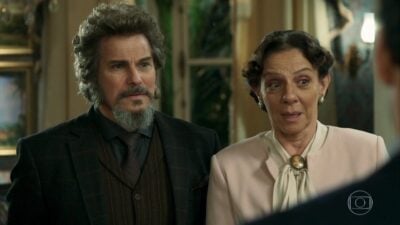 Dom Sabino (Edson Celulari) e Agustina (Rosi Campos) em O Tempo Não Para
(Foto: Reprodução/Globo)