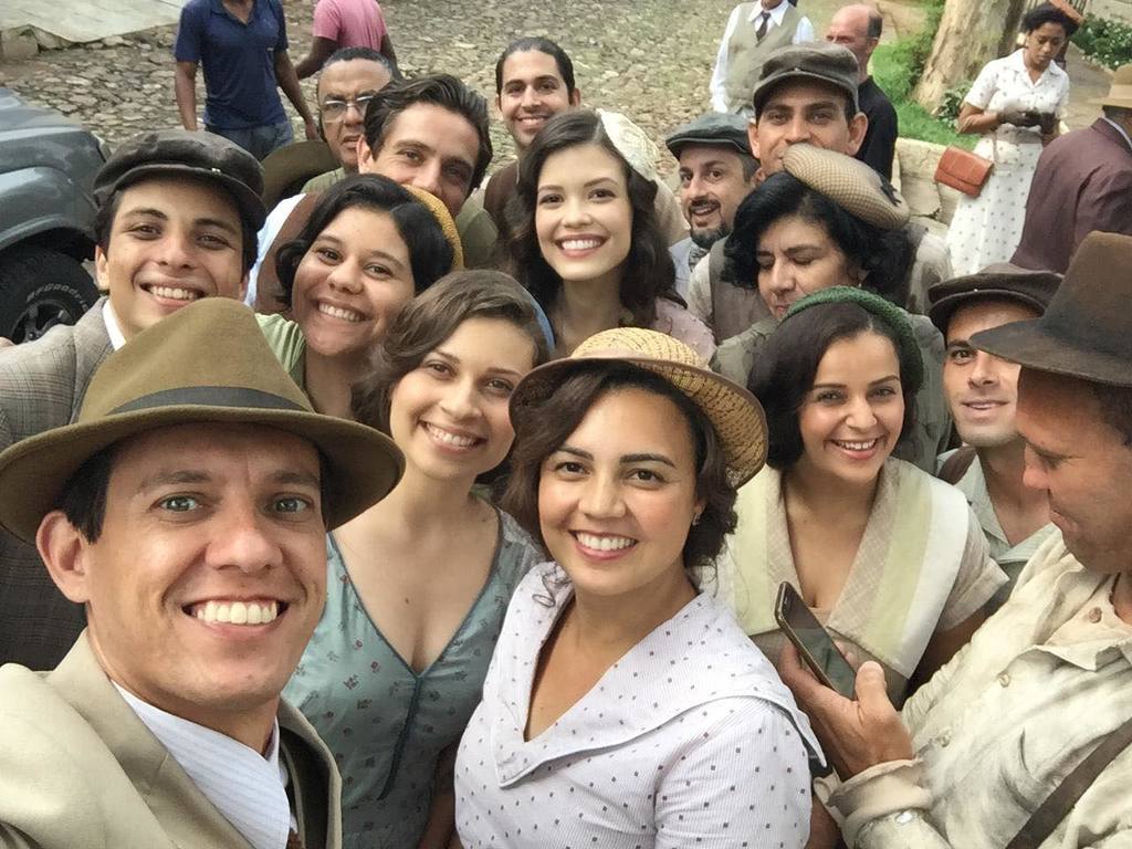 Rafael Cardoso e Vitoria Strada posam com figurantes em gravação de Espelho da Vida (Foto: Sylvio Dias Ribas Neto)