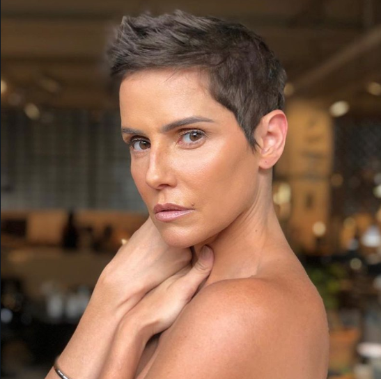 Deborah Secco em cena eletrizante de Karola cortando os cabelos em Segundo Sol