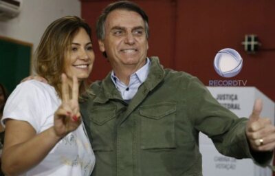 Imagem do post Com Bolsonaro internado, Michelle Bolsonaro é flagrada no hospital com Presidente fazendo algo comovente