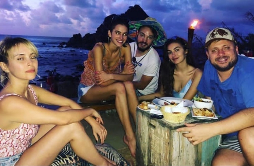 Bruna Marquezine na Praia do Meio com amigos — Foto: Divulgação