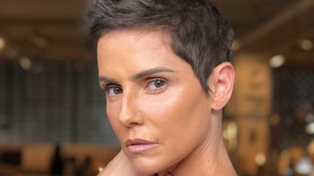 Aos anos Deborah Secco posa sensual de biquíni e público reage a sua boa forma TV Foco