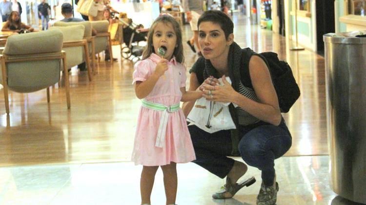 Deborah Secco passeia com a filha Maria Flor em shopping carioca (Foto: J. Humberto/Ag. News)