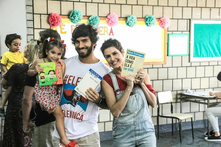 Deborah Secco, Hugo Moura e Maria Flor mandam recado especial (Foto: AgNews)