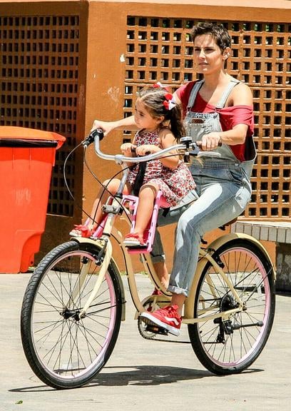 Atriz de Segundo Sol foi votar de bicicleta (Foto:AgNews)