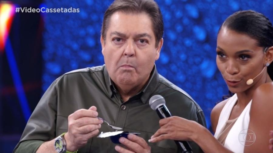 Faustão comeu iogurte ao vivo em merchandising (Foto: Reprodução)