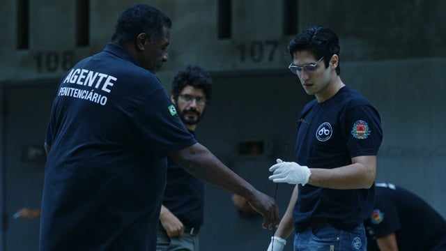 Wellington (Gabriel Leone), Valdir (Tony Tornado) e Isaías (Lourinelson Vladimir) em Carcereiros (Foto: Globo/Divulgação)