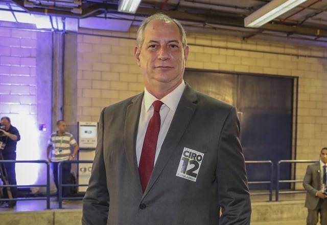 Ciro Gomes nos bastidores do debate da Globo (Foto: Globo/João Miguel Júnior)