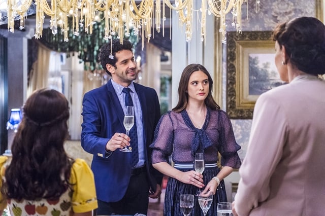 Emilio (João Baldasserini) e Marocas (Juliana Paiva) em cena de O Tempo Não Para (Foto: Globo/Paulo Belote)