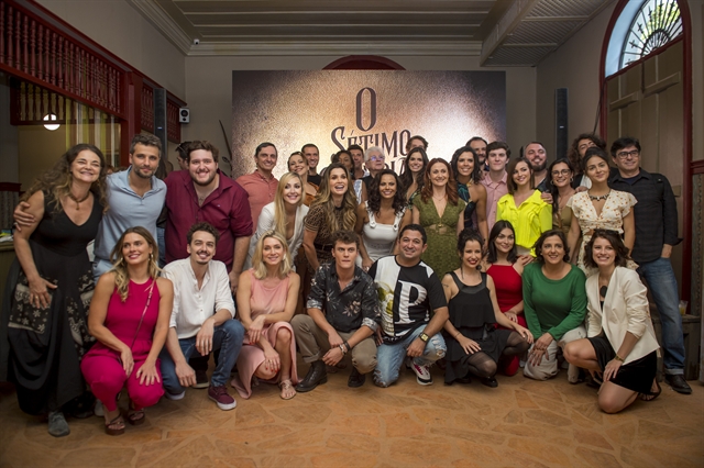 Elenco, autor e diretor durante a coletiva de O Sétimo Guardião (Foto: Globo/João Cotta)