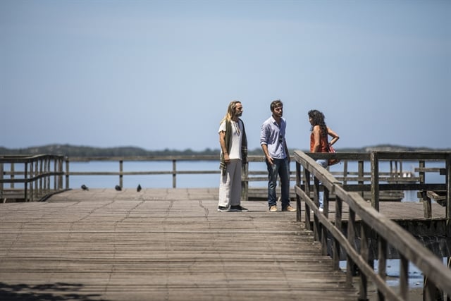 Beto (Emilio Dantas) e Groa (André Dias) encontram Jennifer (Lucélia Pontes) em Segundo Sol (Foto: Globo/Victor Pollak)