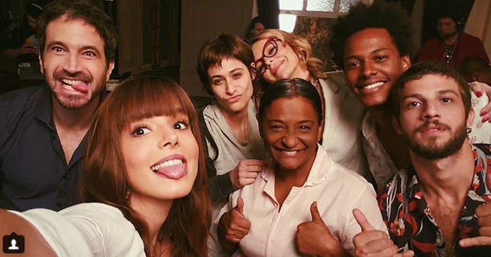 Giovanna Lancellotti com o elenco de Segundo Sol nos bastidores (Foto: Arquivo Pessoal)